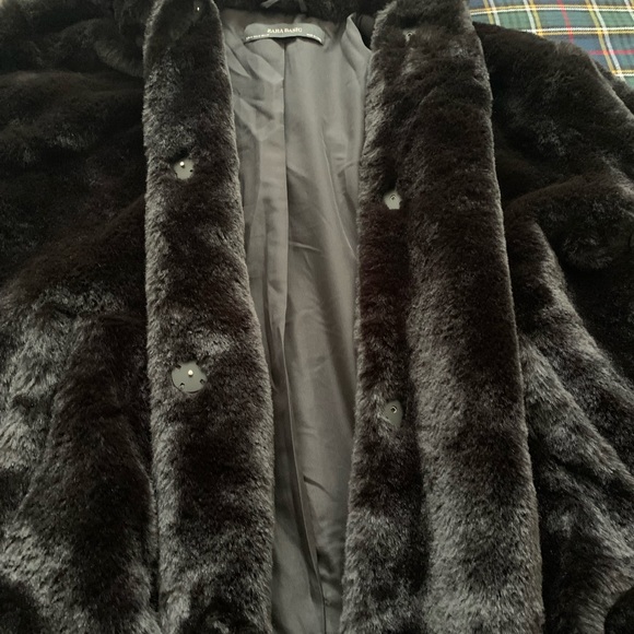Small fluffy black Zara coat with large hood - Picture 3 of 4